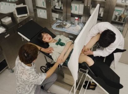 Врачи занимаются сексом с пациентами во время медицинского обследования