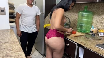 Desfrutando da madrasta de lingerie na sala